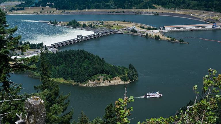 bonniville-dam-spillway-on-columbia-river-or-wa-800x450